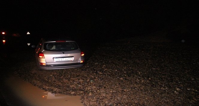 ZONGULDAK-?STANBUL YOLUNDA HEYELAN TEK ?ER?D? TRAF??? KAPANAN YOLDA B?R OTOMOB?L MAHSUR KALDI