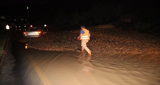 ZONGULDAK-?STANBUL YOLUNDA HEYELAN TEK ?ER?D? TRAF??? KAPANAN YOLDA B?R OTOMOB?L MAHSUR KALDI