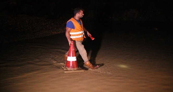 ZONGULDAK-?STANBUL YOLUNDA HEYELAN TEK ?ER?D? TRAF??? KAPANAN YOLDA B?R OTOMOB?L MAHSUR KALDI