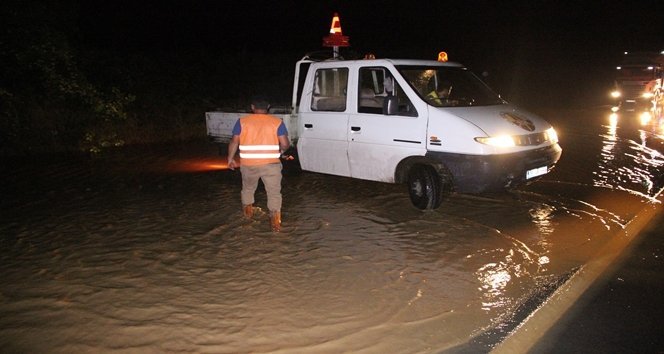 ZONGULDAK-?STANBUL YOLUNDA HEYELAN TEK ?ER?D? TRAF??? KAPANAN YOLDA B?R OTOMOB?L MAHSUR KALDI