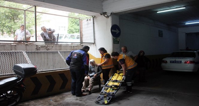 MOTOS?KLET ?LE OTOMOB?L OTOPARKTA ÇARPI?TI: 1 YARALI KAZA ANI SAN?YE SAN?YE GÜVENL?K KAMERALARINA YANSIDI