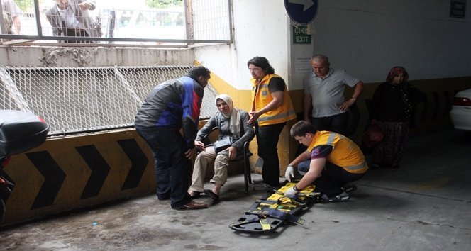 MOTOSİKLET İLE OTOMOBİL OTOPARKTA ÇARPIŞTI: 1 YARALI