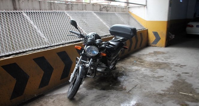MOTOS?KLET ?LE OTOMOB?L OTOPARKTA ÇARPI?TI: 1 YARALI KAZA ANI SAN?YE SAN?YE GÜVENL?K KAMERALARINA YANSIDI