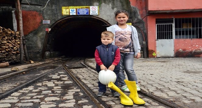 (ÖZEL HABER) EN ANLAMLI BABALAR GÜNÜ SÜRPR?Z? MADENC? BABALARINI DAK?KALARCA OCAK A?ZINDA BEKLED?LER MADENDEN ÇIKAN BABA KAR?ISINDA ÇOCUKLARINI GÖRÜNCE ÖNCE KORKTU SONRA SEV?ND? BABALARINA BARET VE Ç?ZME ALAN ?K? KARDE?; DOYASIYA SARILDIKLARI BABALARININ BABALAR GÜNÜ'NÜ KUTLADILAR