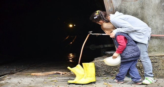 (ÖZEL HABER) EN ANLAMLI BABALAR GÜNÜ SÜRPR?Z? MADENC? BABALARINI DAK?KALARCA OCAK A?ZINDA BEKLED?LER MADENDEN ÇIKAN BABA KAR?ISINDA ÇOCUKLARINI GÖRÜNCE ÖNCE KORKTU SONRA SEV?ND? BABALARINA BARET VE Ç?ZME ALAN ?K? KARDE?; DOYASIYA SARILDIKLARI BABALARININ BABALAR GÜNÜ'NÜ KUTLADILAR