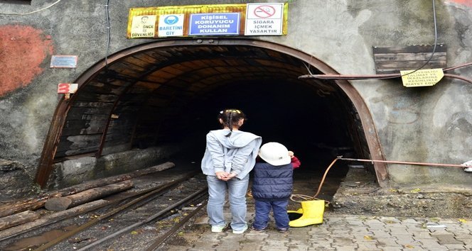 (ÖZEL HABER) EN ANLAMLI BABALAR GÜNÜ SÜRPR?Z? MADENC? BABALARINI DAK?KALARCA OCAK A?ZINDA BEKLED?LER MADENDEN ÇIKAN BABA KAR?ISINDA ÇOCUKLARINI GÖRÜNCE ÖNCE KORKTU SONRA SEV?ND? BABALARINA BARET VE Ç?ZME ALAN ?K? KARDE?; DOYASIYA SARILDIKLARI BABALARININ BABALAR GÜNÜ'NÜ KUTLADILAR