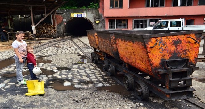 (ÖZEL HABER) EN ANLAMLI BABALAR GÜNÜ SÜRPR?Z? MADENC? BABALARINI DAK?KALARCA OCAK A?ZINDA BEKLED?LER MADENDEN ÇIKAN BABA KAR?ISINDA ÇOCUKLARINI GÖRÜNCE ÖNCE KORKTU SONRA SEV?ND? BABALARINA BARET VE Ç?ZME ALAN ?K? KARDE?; DOYASIYA SARILDIKLARI BABALARININ BABALAR GÜNÜ'NÜ KUTLADILAR
