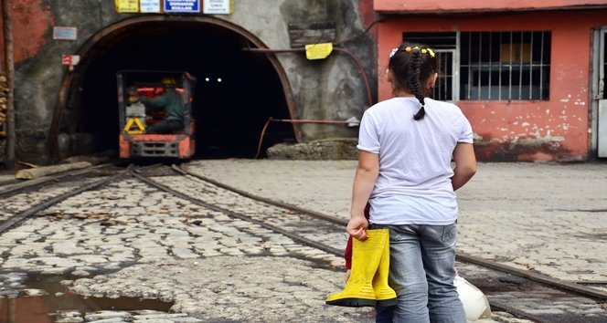 (ÖZEL HABER) EN ANLAMLI BABALAR GÜNÜ SÜRPR?Z? MADENC? BABALARINI DAK?KALARCA OCAK A?ZINDA BEKLED?LER MADENDEN ÇIKAN BABA KAR?ISINDA ÇOCUKLARINI GÖRÜNCE ÖNCE KORKTU SONRA SEV?ND? BABALARINA BARET VE Ç?ZME ALAN ?K? KARDE?; DOYASIYA SARILDIKLARI BABALARININ BABALAR GÜNÜ'NÜ KUTLADILAR