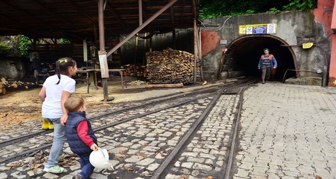 (ÖZEL HABER) EN ANLAMLI BABALAR GÜNÜ SÜRPR?Z? MADENC? BABALARINI DAK?KALARCA OCAK A?ZINDA BEKLED?LER MADENDEN ÇIKAN BABA KAR?ISINDA ÇOCUKLARINI GÖRÜNCE ÖNCE KORKTU SONRA SEV?ND? BABALARINA BARET VE Ç?ZME ALAN ?K? KARDE?; DOYASIYA SARILDIKLARI BABALARININ BABALAR GÜNÜ'NÜ KUTLADILAR