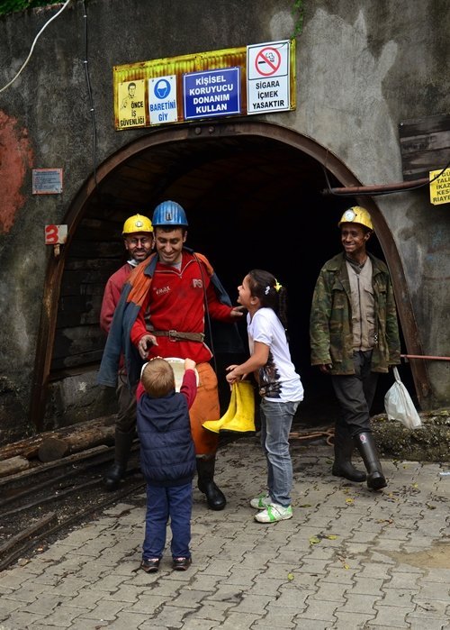 (ÖZEL HABER) EN ANLAMLI BABALAR GÜNÜ SÜRPR?Z? MADENC? BABALARINI DAK?KALARCA OCAK A?ZINDA BEKLED?LER MADENDEN ÇIKAN BABA KAR?ISINDA ÇOCUKLARINI GÖRÜNCE ÖNCE KORKTU SONRA SEV?ND? BABALARINA BARET VE Ç?ZME ALAN ?K? KARDE?; DOYASIYA SARILDIKLARI BABALARININ BABALAR GÜNÜ'NÜ KUTLADILAR