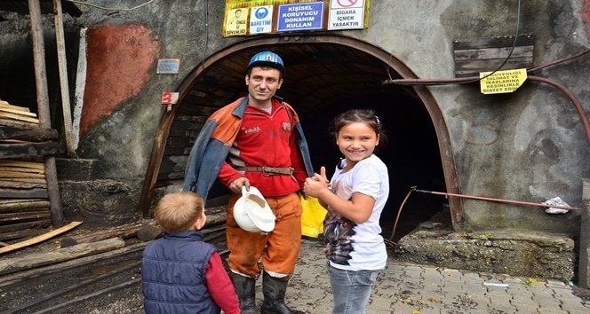 (ÖZEL HABER) EN ANLAMLI BABALAR GÜNÜ SÜRPR?Z? MADENC? BABALARINI DAK?KALARCA OCAK A?ZINDA BEKLED?LER MADENDEN ÇIKAN BABA KAR?ISINDA ÇOCUKLARINI GÖRÜNCE ÖNCE KORKTU SONRA SEV?ND? BABALARINA BARET VE Ç?ZME ALAN ?K? KARDE?; DOYASIYA SARILDIKLARI BABALARININ BABALAR GÜNÜ'NÜ KUTLADILAR