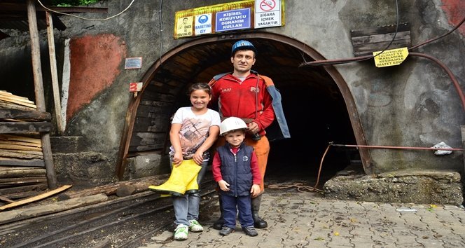 (ÖZEL HABER) EN ANLAMLI BABALAR GÜNÜ SÜRPR?Z? MADENC? BABALARINI DAK?KALARCA OCAK A?ZINDA BEKLED?LER MADENDEN ÇIKAN BABA KAR?ISINDA ÇOCUKLARINI GÖRÜNCE ÖNCE KORKTU SONRA SEV?ND? BABALARINA BARET VE Ç?ZME ALAN ?K? KARDE?; DOYASIYA SARILDIKLARI BABALARININ BABALAR GÜNÜ'NÜ KUTLADILAR