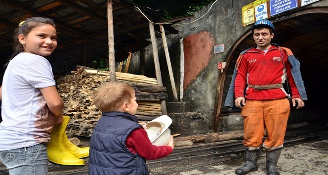 (ÖZEL HABER) EN ANLAMLI BABALAR GÜNÜ SÜRPR?Z? MADENC? BABALARINI DAK?KALARCA OCAK A?ZINDA BEKLED?LER MADENDEN ÇIKAN BABA KAR?ISINDA ÇOCUKLARINI GÖRÜNCE ÖNCE KORKTU SONRA SEV?ND? BABALARINA BARET VE Ç?ZME ALAN ?K? KARDE?; DOYASIYA SARILDIKLARI BABALARININ BABALAR GÜNÜ'NÜ KUTLADILAR