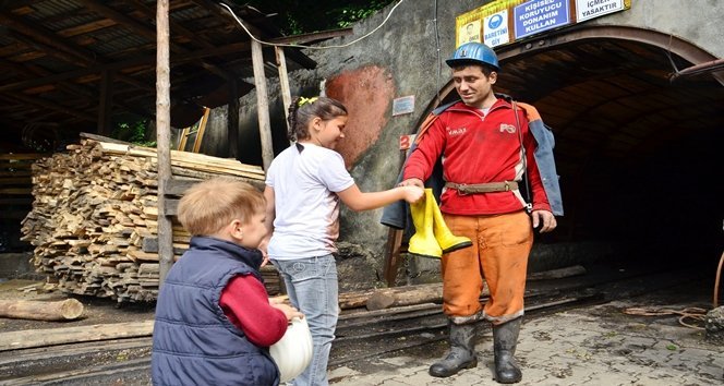 (ÖZEL HABER) EN ANLAMLI BABALAR GÜNÜ SÜRPR?Z? MADENC? BABALARINI DAK?KALARCA OCAK A?ZINDA BEKLED?LER MADENDEN ÇIKAN BABA KAR?ISINDA ÇOCUKLARINI GÖRÜNCE ÖNCE KORKTU SONRA SEV?ND? BABALARINA BARET VE Ç?ZME ALAN ?K? KARDE?; DOYASIYA SARILDIKLARI BABALARININ BABALAR GÜNÜ'NÜ KUTLADILAR