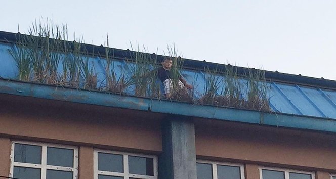 TOPUNU ALMAK İÇİN ÇIKTIĞI ÇATIDA MAHSUR KALDI