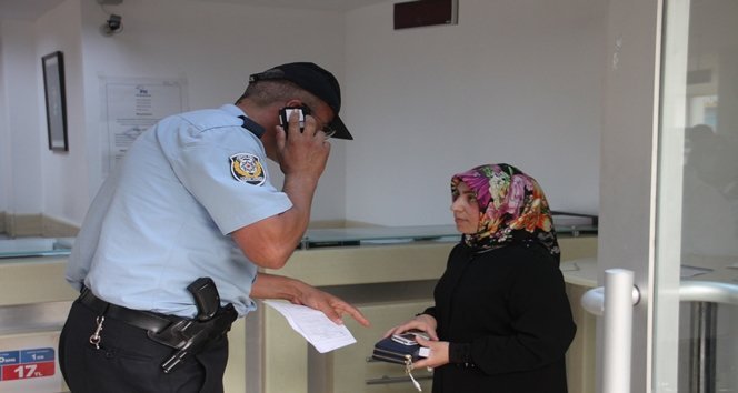 DOLANDIRILMAK ÜZERE OLAN KADIN SON ANDA ENGELLENDİ