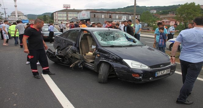 TÜP ARACINA ÇARPAN OTOMOBİL TAKLA ATTI: 2 YARALI