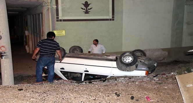 Otomobil Yoldan Çıkarak Ters Döndü