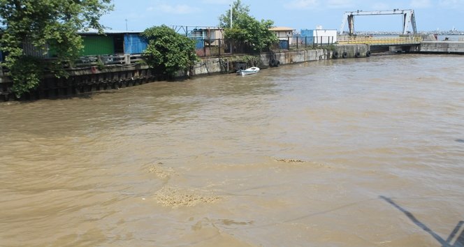 KARADEN?Z ÇAMURA BULANDI, SAH?LLER ÇÖP DERYASI OLDU YA?MURUN ARDINDAN KARADEN?Z'DE BU GÖRÜNTÜ ORTAYA ÇIKTI