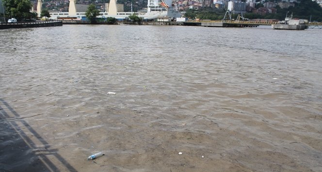 KARADEN?Z ÇAMURA BULANDI, SAH?LLER ÇÖP DERYASI OLDU YA?MURUN ARDINDAN KARADEN?Z'DE BU GÖRÜNTÜ ORTAYA ÇIKTI