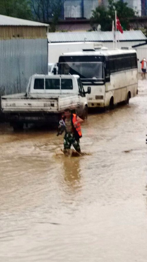 ZONGULDAK?TA SEL SABAH SAATLER?NDE ETK?L? OLAN SA?ANAK YA?MUR F?LYOS VE ÇATALA?ZI?NDA BASKINLARA SEBEP OLDU