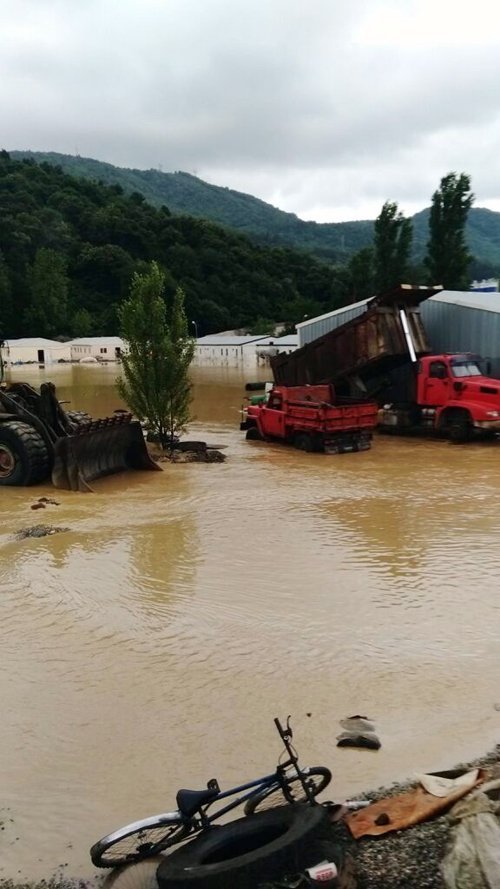 ZONGULDAK?TA SEL SABAH SAATLER?NDE ETK?L? OLAN SA?ANAK YA?MUR F?LYOS VE ÇATALA?ZI?NDA BASKINLARA SEBEP OLDU