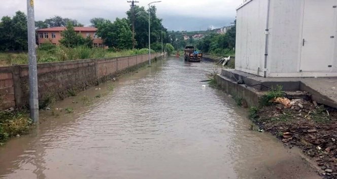 ZONGULDAK?TA SEL SABAH SAATLER?NDE ETK?L? OLAN SA?ANAK YA?MUR F?LYOS VE ÇATALA?ZI?NDA BASKINLARA SEBEP OLDU