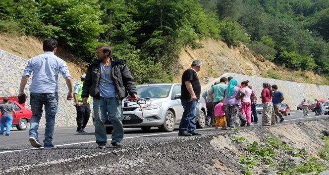 OTOMOB?L UÇURUMDAN YUVARLANDI: 3 YARALI