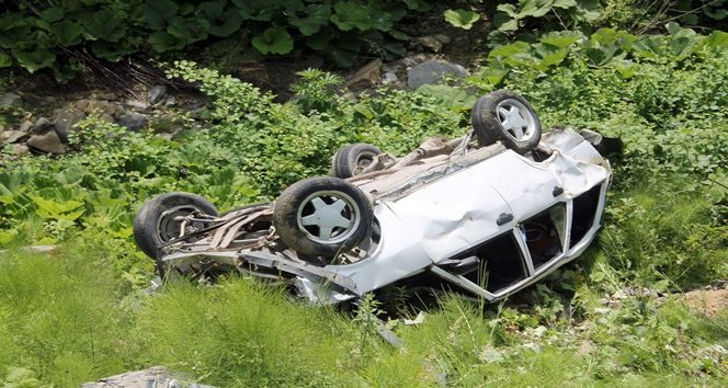 Otomobil uçurumdan yuvarlandı: 3 yaralı