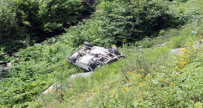 OTOMOB?L UÇURUMDAN YUVARLANDI: 3 YARALI
