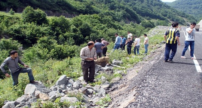 OTOMOB?L UÇURUMDAN YUVARLANDI: 3 YARALI