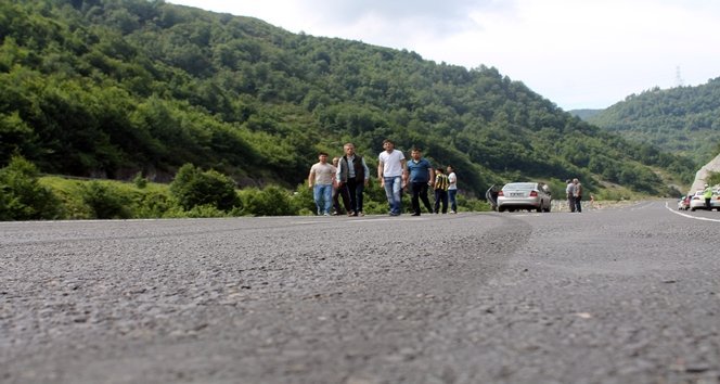 OTOMOB?L UÇURUMDAN YUVARLANDI: 3 YARALI
