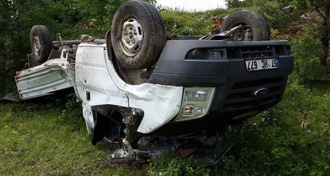 Kamyonet takla attı: 2 yaralı