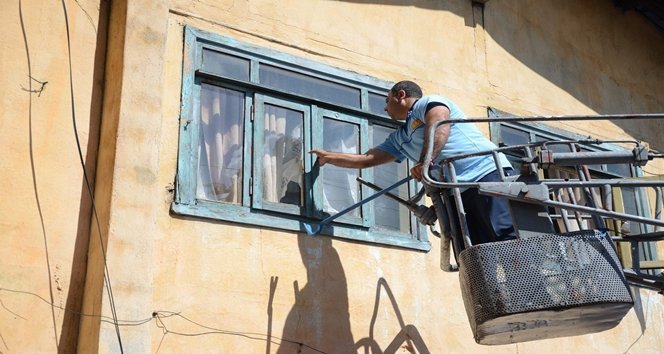 Evinin kapısını açmayan yaşlı kadın ve kızı ekipleri harekete geçirdi