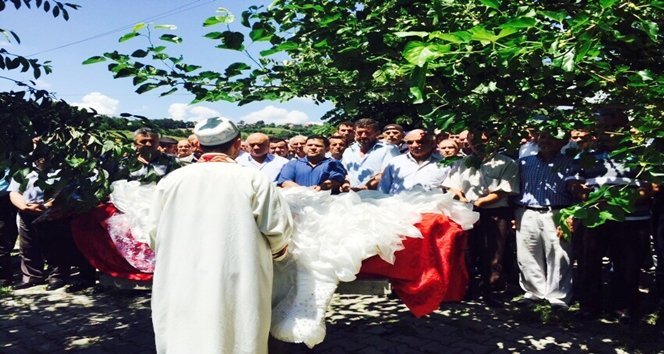 CEREN HEM??RE SON YOLCULU?UNA U?URLANDI ÜN?VERS?TEDEN YEN? MEZUN OLAN CEREN HEM??RE SON YOLCULU?UNA BEYAZ GEL?NL???YLE U?URLANDI