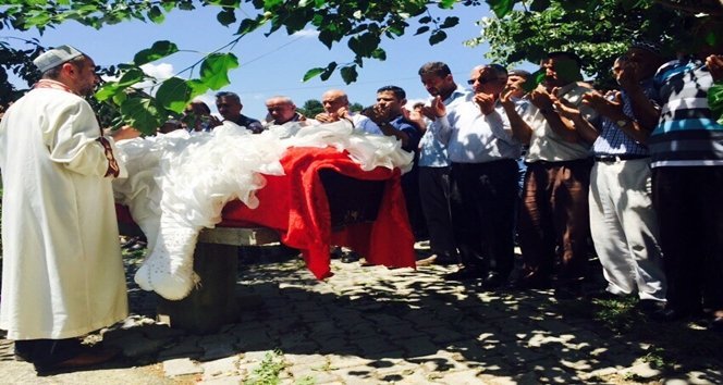 CEREN HEM??RE SON YOLCULU?UNA U?URLANDI ÜN?VERS?TEDEN YEN? MEZUN OLAN CEREN HEM??RE SON YOLCULU?UNA BEYAZ GEL?NL???YLE U?URLANDI