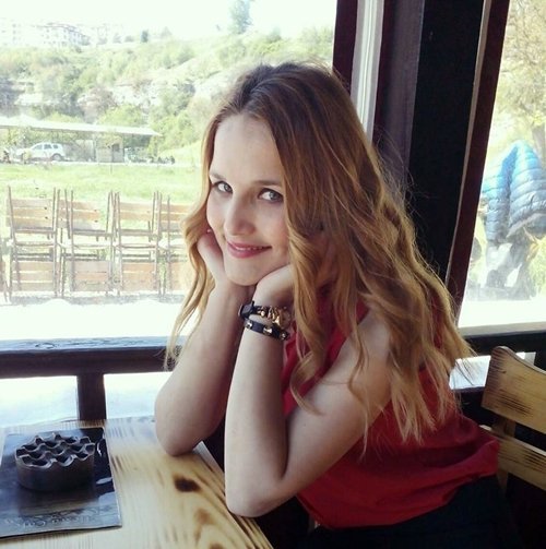 CEREN HEM??RE SON YOLCULU?UNA U?URLANDI ÜN?VERS?TEDEN YEN? MEZUN OLAN CEREN HEM??RE SON YOLCULU?UNA BEYAZ GEL?NL???YLE U?URLANDI