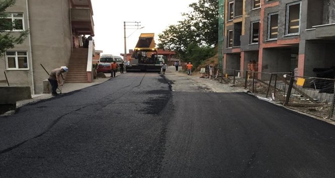 KOZLU BELED?YES? ASFALT ÇALI?MALARI DEVAM ED?YOR KOZLU BELED?YE BA?KANI ERTAN ?AH?N: ?10 B?N TON ASFALT DÖKMEY? HEDEFL?YORUZ?