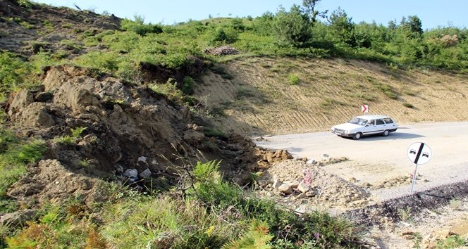 Zonguldak’ta heyelan yolu ulaşıma kapattı