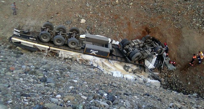 30 metrelik uçuruma yuvarlandı! 1 ölü