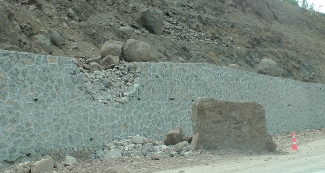“Ölüm yolunda” yola kaya parçası düştü (görüntülü)