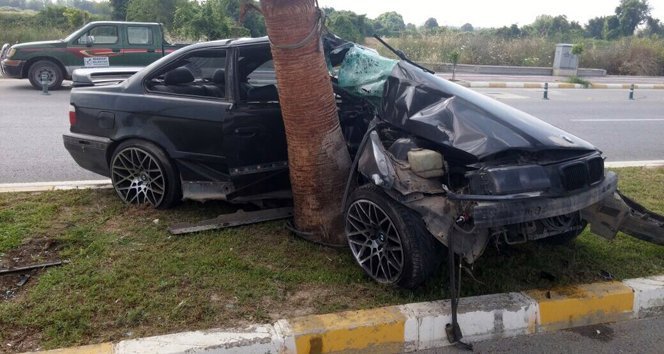 Ağaca çarpan otomobil hurdaya döndü