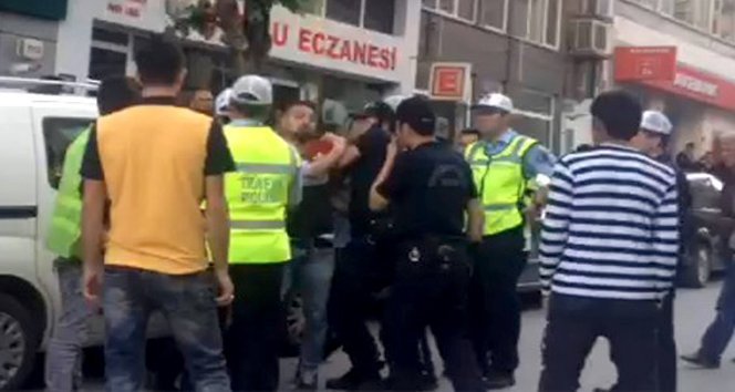 Alkollü sürücü yanındaki bayanla ortalığı birbirine kattı