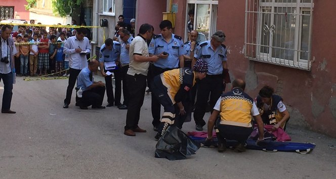 Annesinin elinden kurtulup kamyonetin altında can verdi