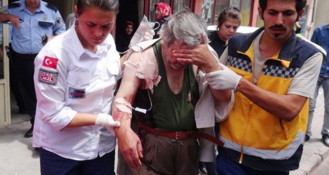 Annesiyle kavga eden babasını bıçakladı