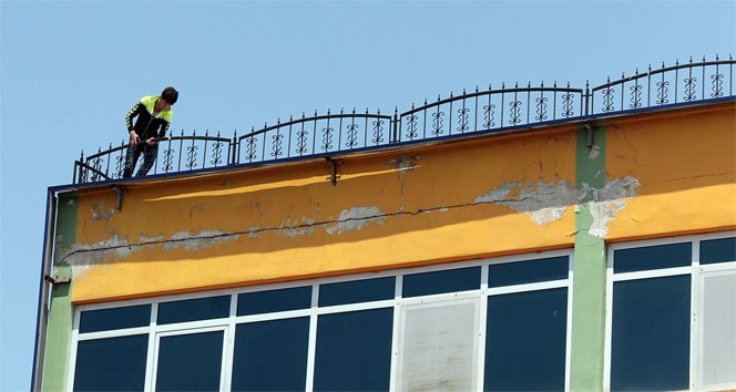 Annesiyle tartışan genç, kendini atmak istedi