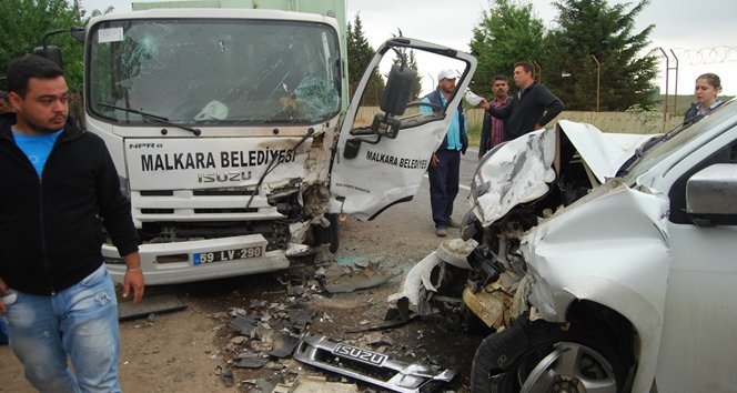 Çöp kamyonu ile pikap çarpıştı: 4 yaralı