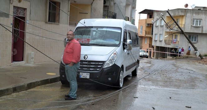 Elektrik telleri minibüsün üzerine düştü