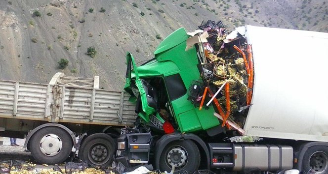 Erik yüklü TIR başka bir TIR’a çarptı: 2 yaralı