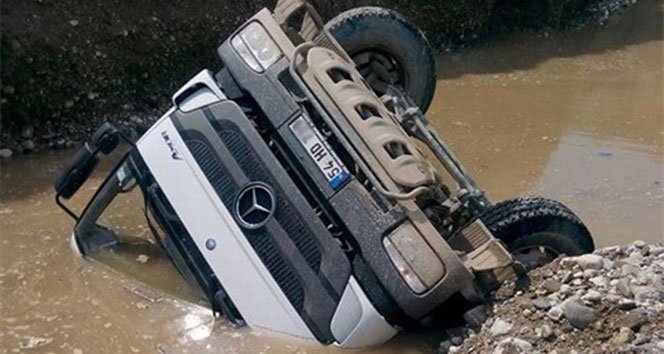 Harfiyat kamyonu kanala devrildi